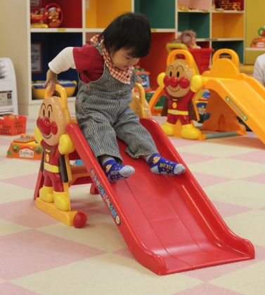 軽井沢おもちゃ王国 アンパンマンの滑り台で遊ぶ春飛