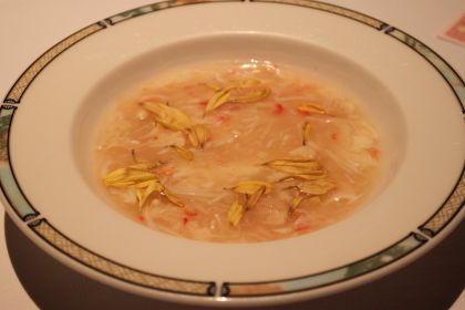菊花入り蟹肉と湯葉のスープ