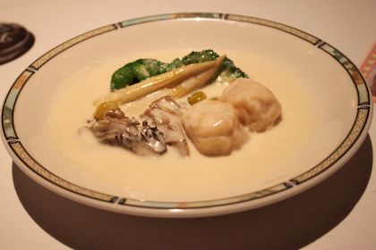 帆立貝と野菜のクリームソース