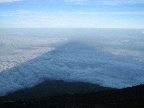 雲に写った富士山